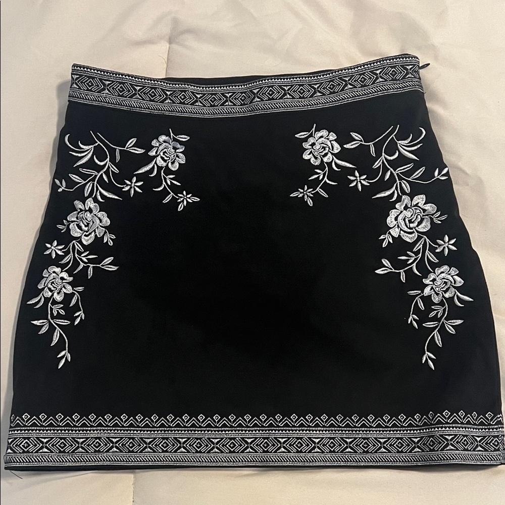 Forever 21 Black and White Floral Mini Skirt